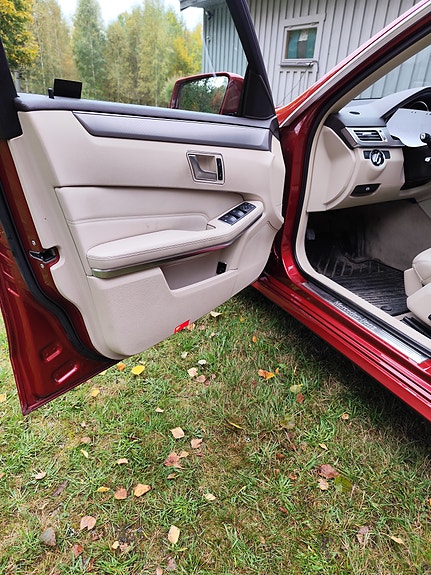 Mercedes-Benz E300 11 of 30