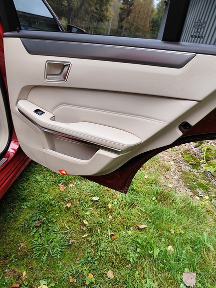 Mercedes-Benz E300 8 of 30