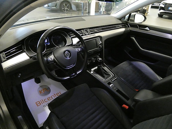 Volkswagen Passat 15 of 23