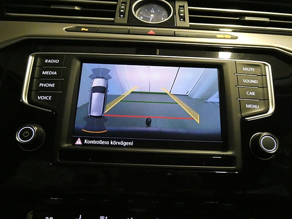 Volkswagen Passat 21 of 23