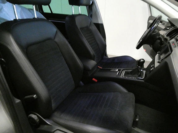 Volkswagen Passat 17 of 23