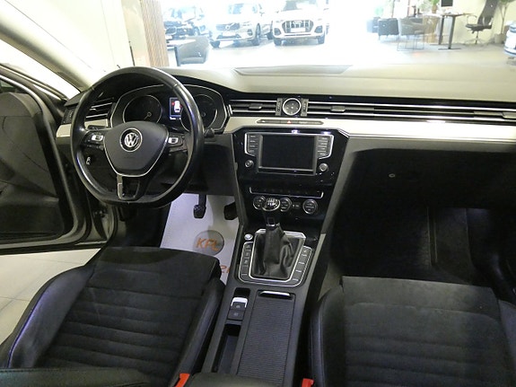 Volkswagen Passat 18 of 23
