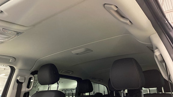 Mercedes-Benz V250 9 of 12