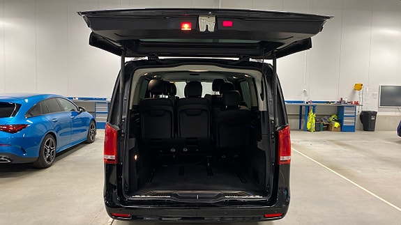 Mercedes-Benz V250 10 of 12