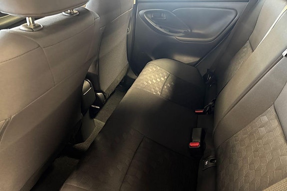 Toyota Yaris 13 of 21