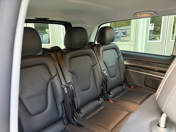 Mercedes-Benz V250 11 of 23