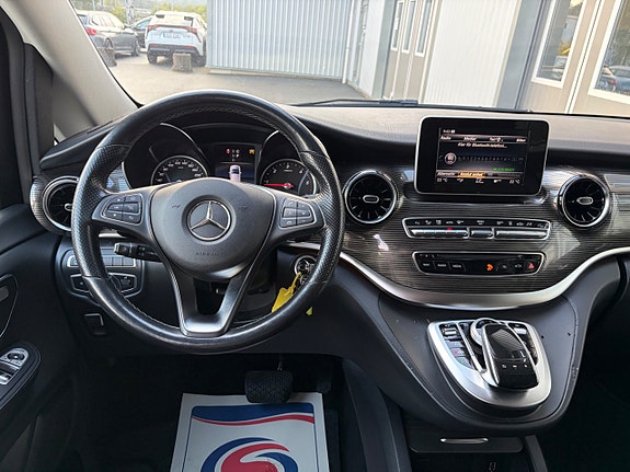 Mercedes-Benz V250 18 of 23