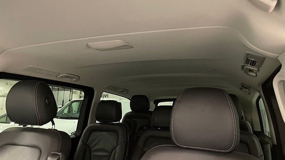 Mercedes-Benz V250 7 of 9