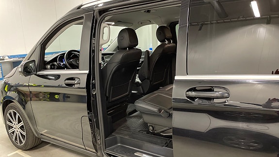 Mercedes-Benz V250 3 of 9