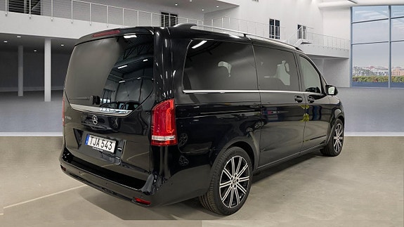 Mercedes-Benz V250 8 of 9