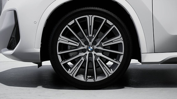BMW iX1 4 of 11