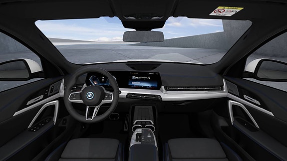 BMW iX1 5 of 11