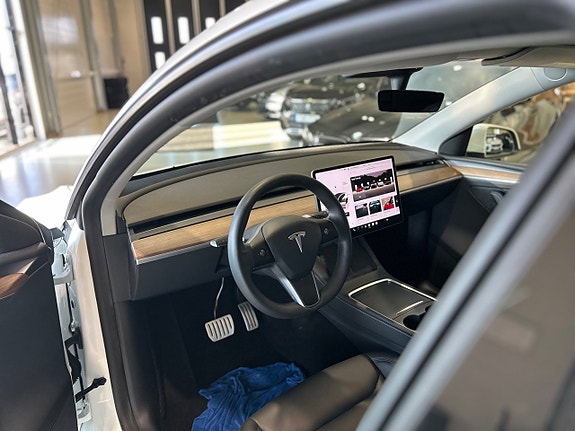 Tesla Model Y 7 of 16