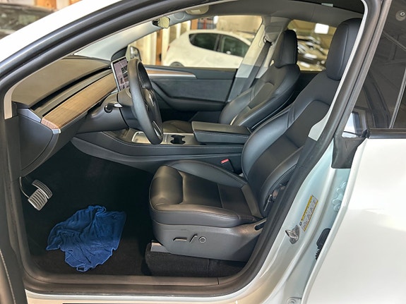Tesla Model Y 8 of 16