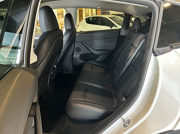 Tesla Model Y 9 of 16