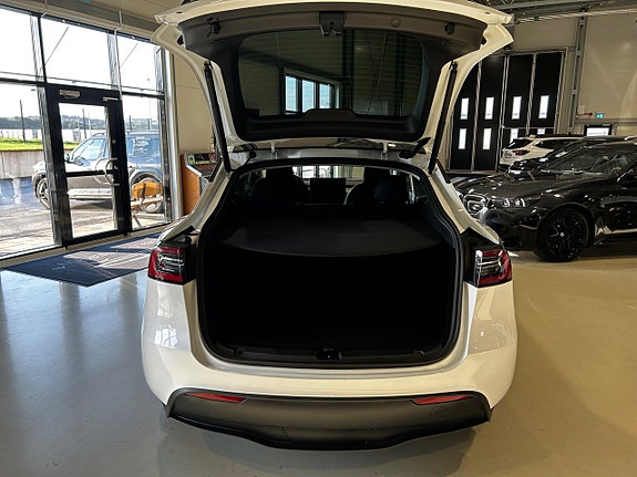 Tesla Model Y 5 of 16