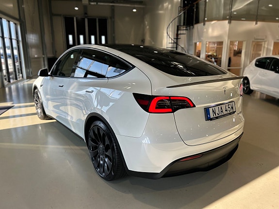 Tesla Model Y 4 of 16