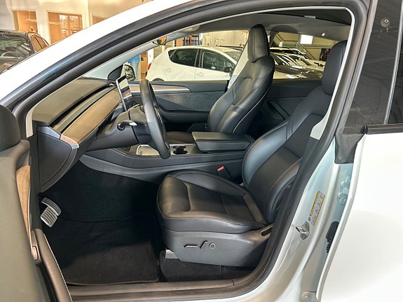 Tesla Model Y 8 of 16