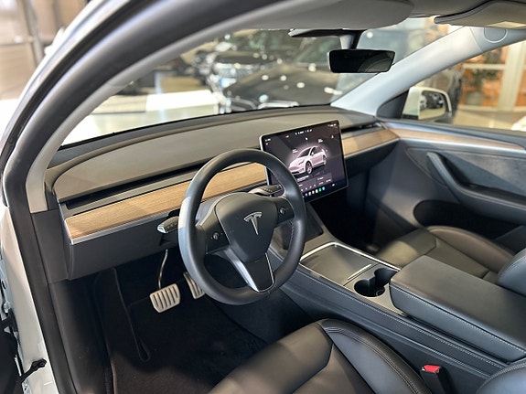 Tesla Model Y 7 of 16