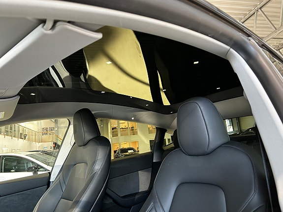 Tesla Model Y 15 of 16