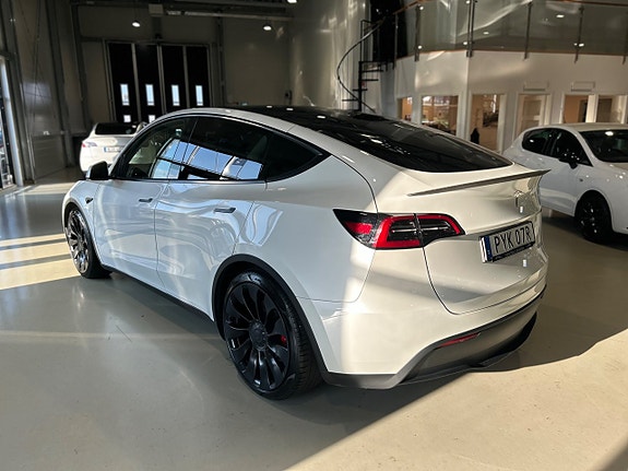 Tesla Model Y 4 of 16