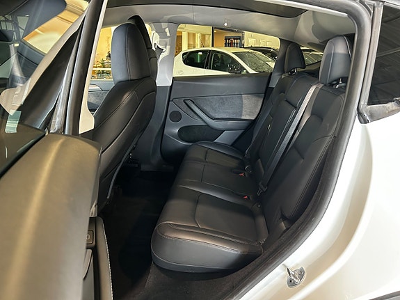 Tesla Model Y 9 of 16