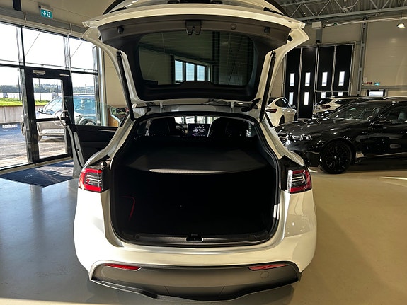 Tesla Model Y 5 of 16