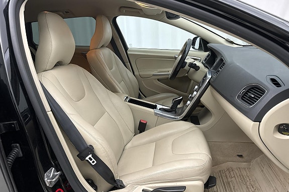 Volvo V60 Cross Country 3 of 9