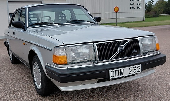Volvo 244 3 of 22
