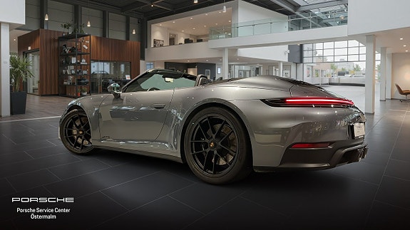 Porsche 911 Carrera GTS 2 of 20