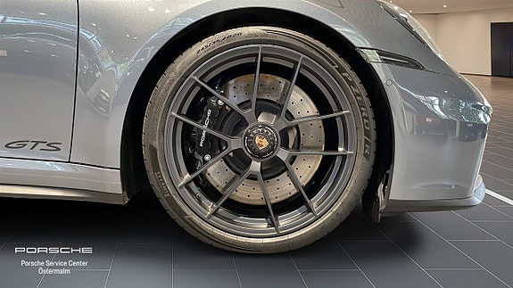 Porsche 911 Carrera GTS 9 of 20