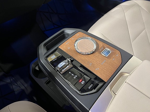 BMW iX 18 of 27
