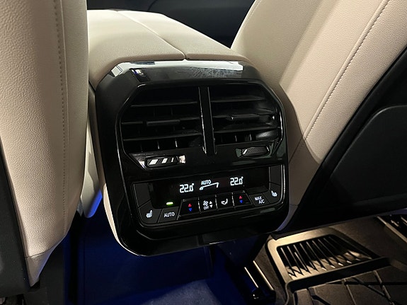 BMW iX 13 of 27