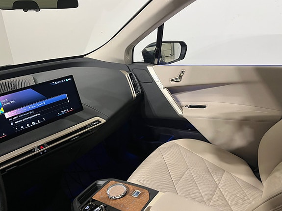 BMW iX 17 of 27