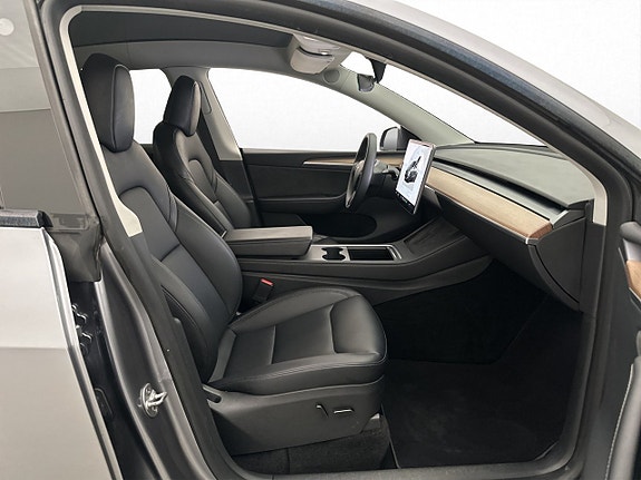 Tesla Model Y 24 of 30