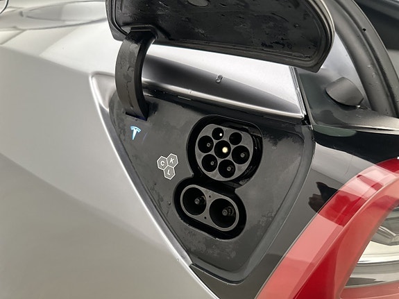 Tesla Model Y 28 of 30