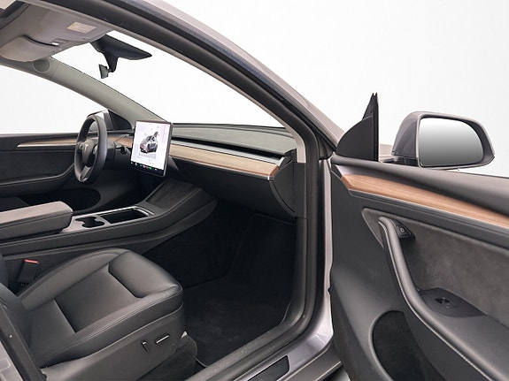 Tesla Model Y 25 of 30