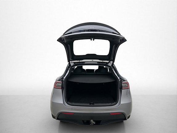 Tesla Model Y 27 of 30