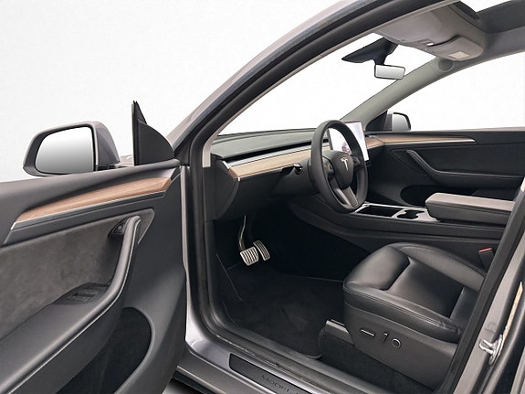 Tesla Model Y 11 of 30