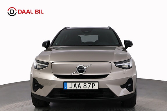 Volvo XC40 2 of 26