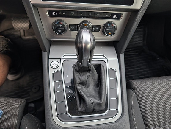 Volkswagen Passat 12 of 19