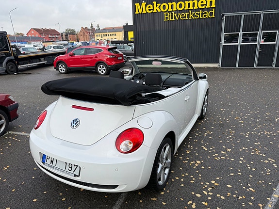 Volkswagen New Beetle 8 of 10