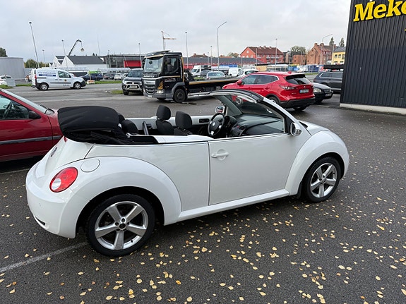 Volkswagen New Beetle 7 of 10