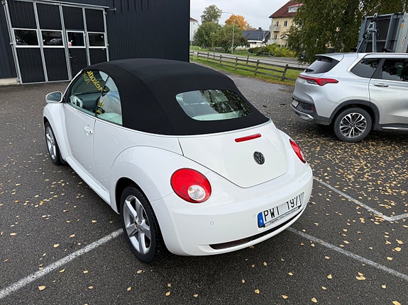 Volkswagen New Beetle 3 of 10