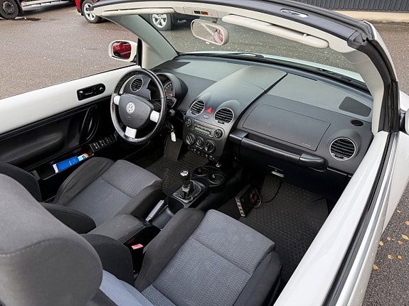 Volkswagen New Beetle 9 of 10
