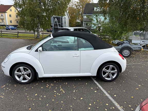 Volkswagen New Beetle 4 of 10