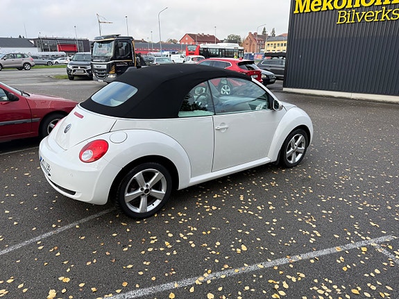 Volkswagen New Beetle 2 of 10