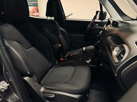 Jeep Renegade 16 of 19