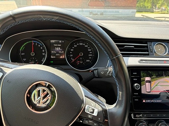 Volkswagen Passat 2 of 5
