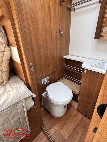 KABE Travel Master I810 LT Långbädd Hydrauliska Stödben 7 of 8